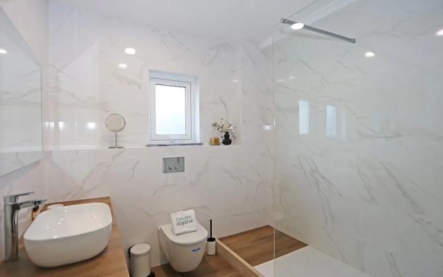 B61 - Carnation Sun Apartment in Lagos