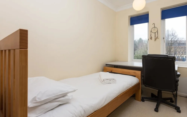 2 Bedroom House Near Wapping Station