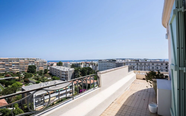 Art Deco Apartment terrace by Weekome