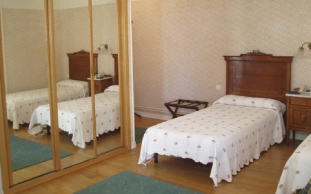 Hotel París комната для гостей