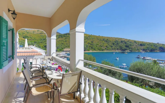 Evanna House in Saint Stephanos