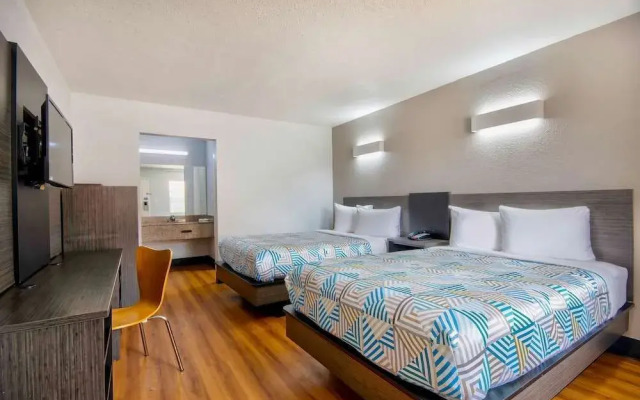 Econo Lodge Inn & Suites