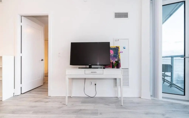 Modern 1 Bedroom Condo With CN Tower Views