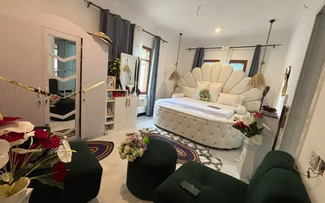 Malaika White House Apartment & Spa