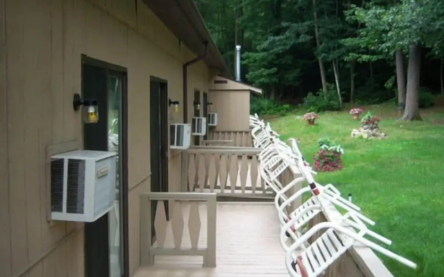 Tall Pines Motel