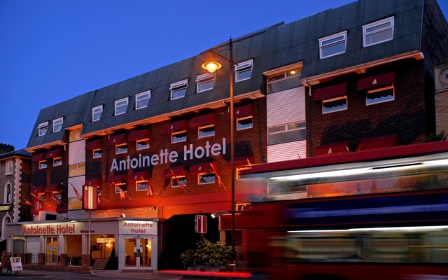 Antoinette Hotel Wimbledon вид на фасад
