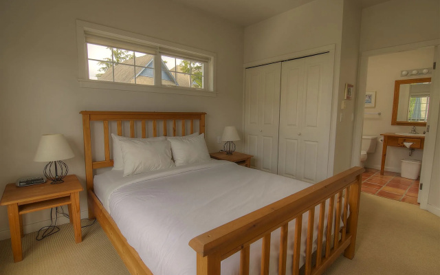 Waters Edge Shoreside Suites