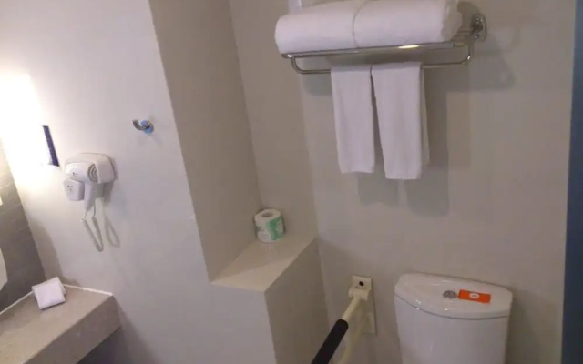 Holiday Inn Express Shanghai Meilong