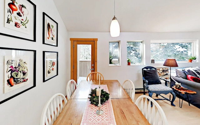 3BR w/ Fireplace, Pool, & Hot Tub