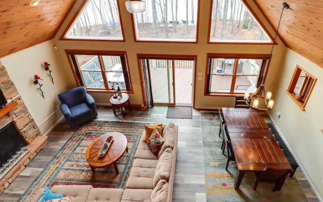 Lakefront Poconos Family Home w/ Pool Access