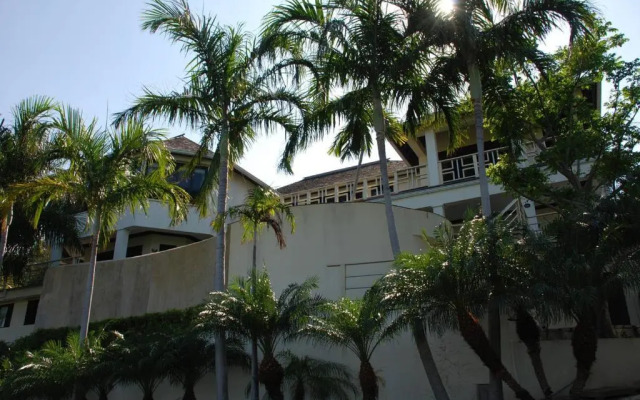 Luxury Villa sleeps 6, Beach Access, Montego Bay