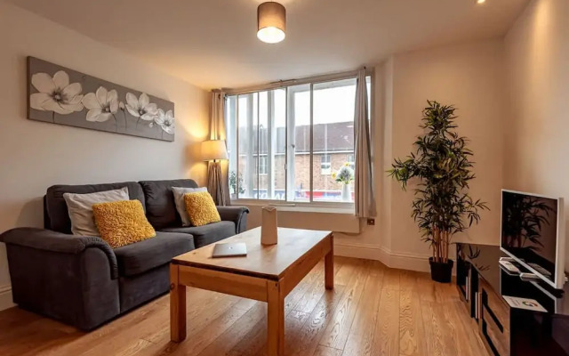 2BR Town Centre With Fast Wi-fi Sleeps 7