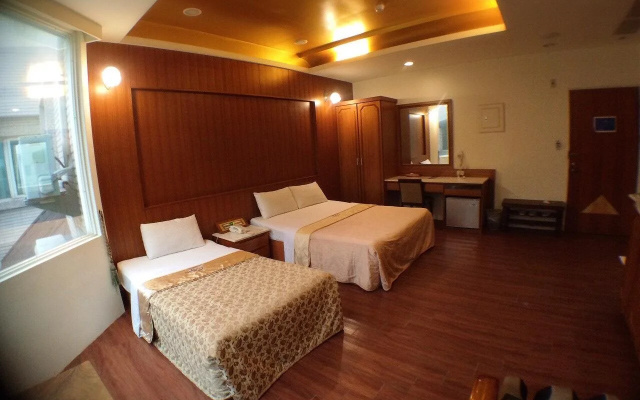 Debonair Hotel