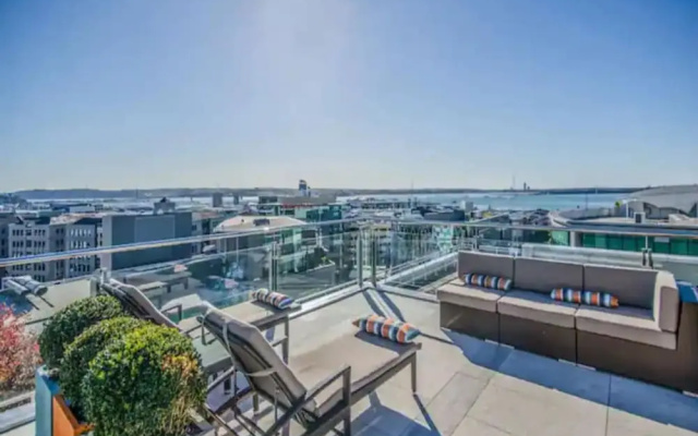 Spacious 1BR Apt Parking+Gym+Pool Zodiak Stays