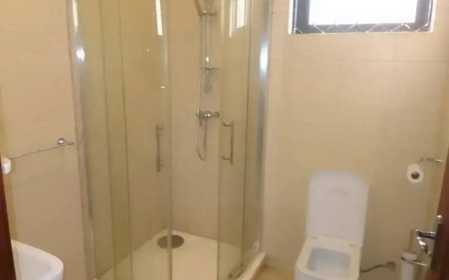 House - Kampala - 6 Bedrooms - Parking - Garden