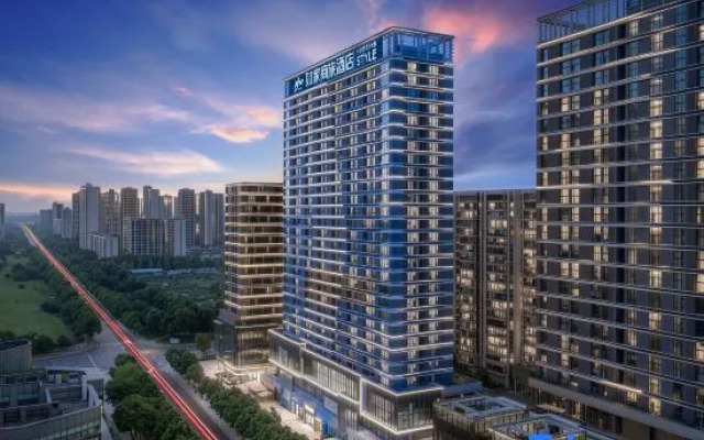 Home Inn Business Hotel (Chengdu Guandong Subway Station Store)