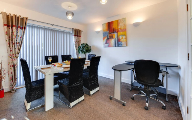 3 Bedroom Highfield House, Free Parking, Wigan, Sleeps 5