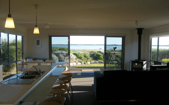 Coorong Waterfront Retreat