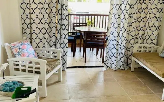 Lovely Beachfront 2 bedrooms condo with 2 pools