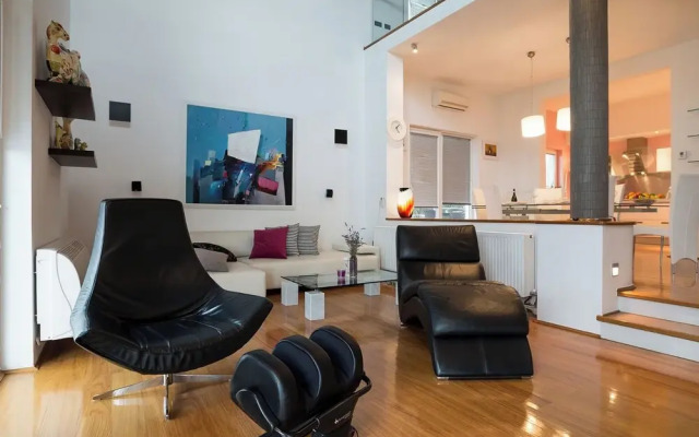 Villa Aylin, 5-bed, Next to the sea