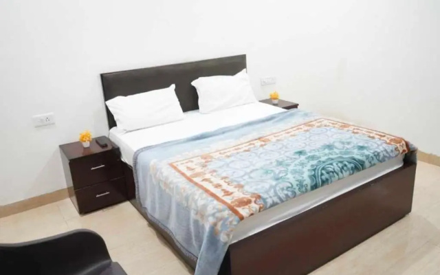 OYO Hotel Pinaki Stay Near Noida Sector 51 Metro Station