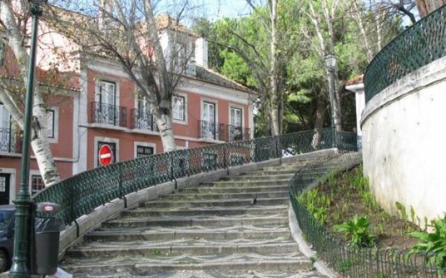 Johnie's Place Lisbon Hostel & Suites Лиссабон вид на фасад