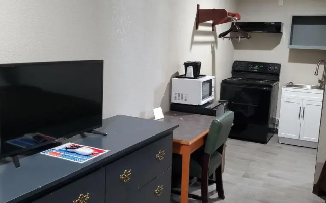 Crescent Park Motel & Suites