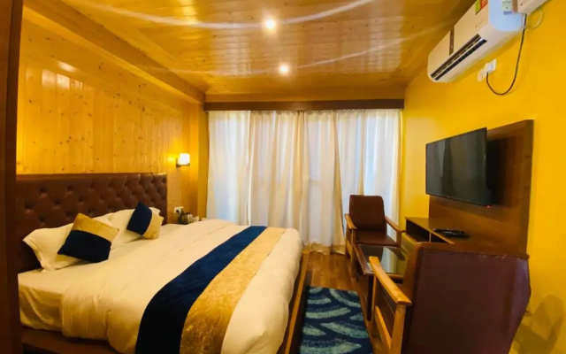 Hotel Gingar, Near Mall Road Manali