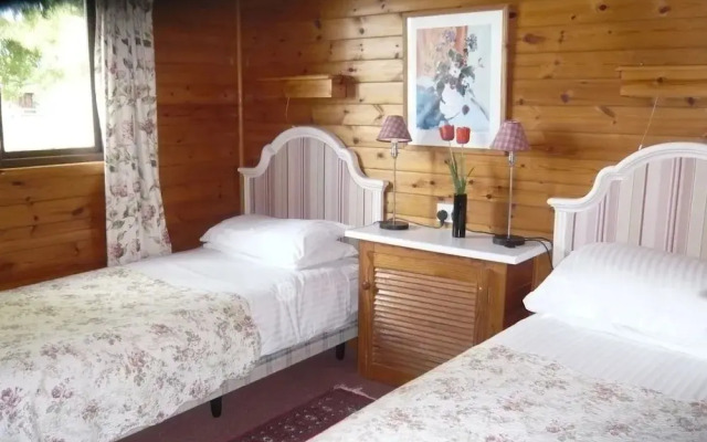 Cosy Pine Lodge With far Reaching Country Views and Large sun Deck