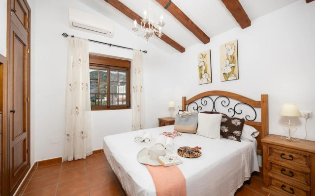 Villa Los Naranjos With 3 Bedrooms and 2 Bathrooms