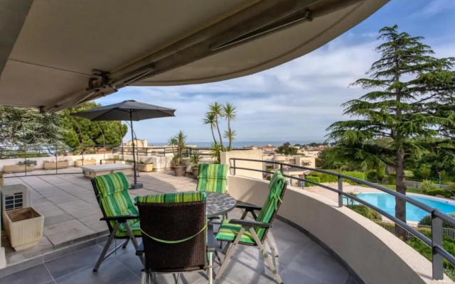 Furnished air-conditioned apartment with terrace sea view & swimming pool