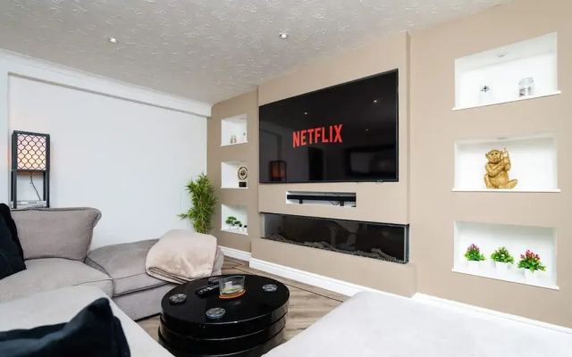 2 Bedroom House-free Parking