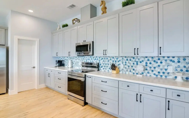 Steps to Beach: Vibrant House in Galveston!