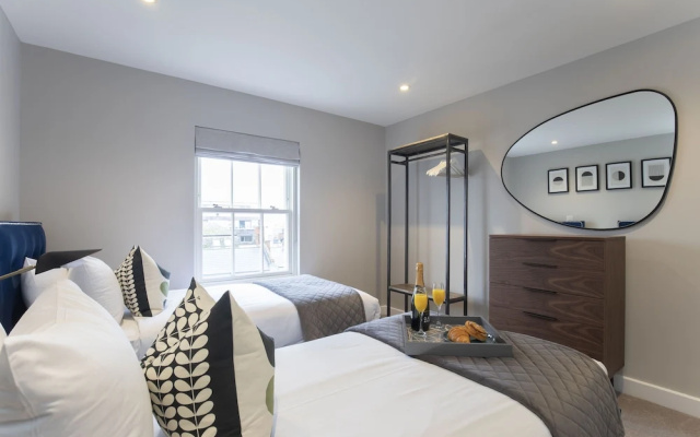 Elliot Oliver - Luxury 3 Bedroom Town Centre Apartment With Parking