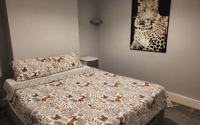 Apartment - Sleeps 5 - Great Location - Parking