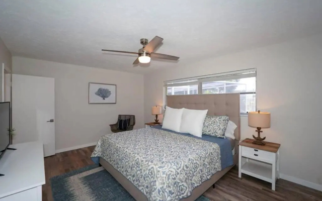 Pool Home - Close to beaches, food, downtown!