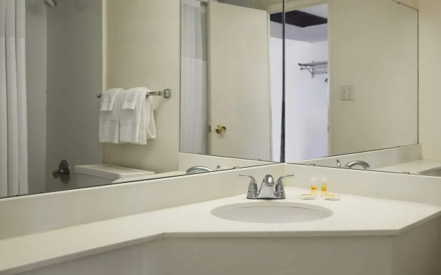 Ramada by Wyndham Pittsburgh/New Stanton