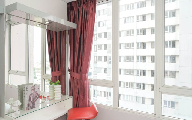 Serene Red Vibe 2Br At Apartment Nifarro Park