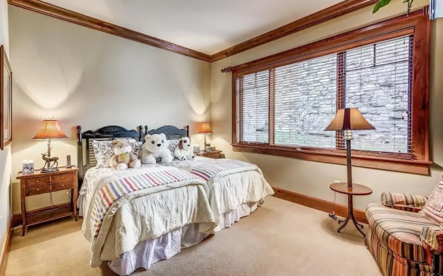 Hummingbird Retreat - Four Bedroom Townhome