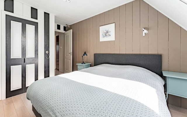 Spacious Holiday Home De Pauwenhof