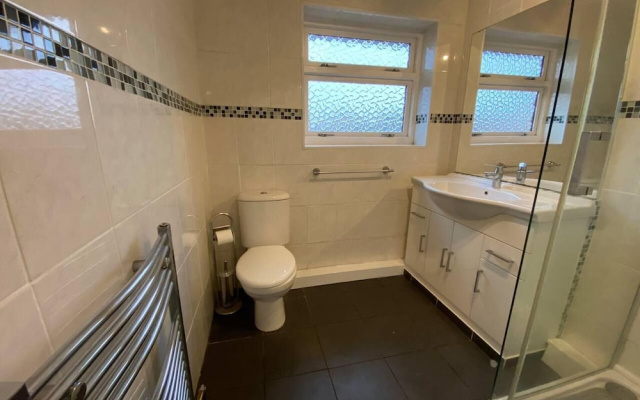 Quiet Secluded two Bedroom Bungalow With Parking