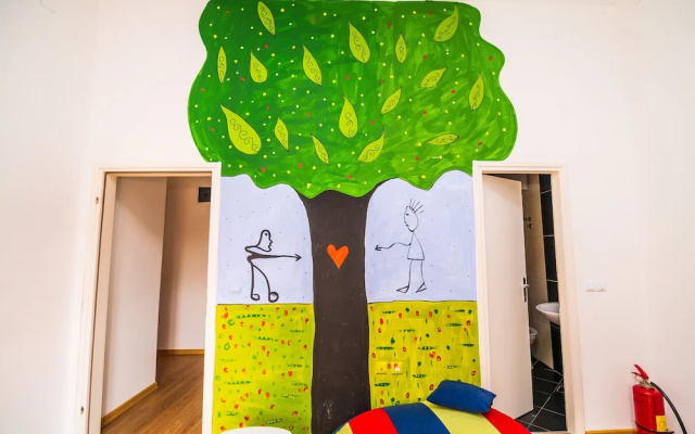 Funky Room for 4- Artistic Guesthouse-main Street!