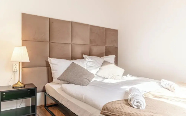 Comfy 2BR Apt Near U6 Station Long Stay