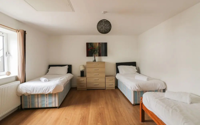 4 Bredon Court