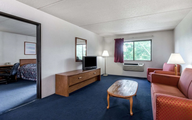 Super 8 Groton Foxwood
