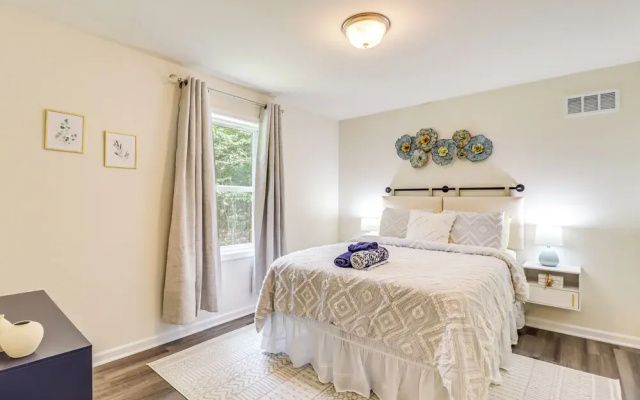 5 Mi to Lake: Modern Tobyhanna Retreat!
