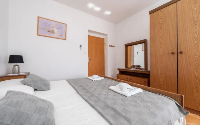 Centrally located apartment for 16