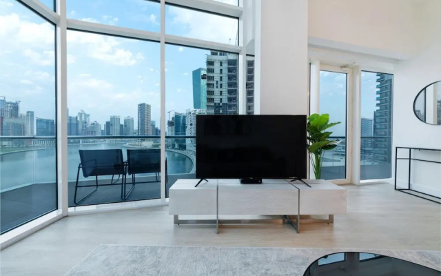 Spectacular Duplex Apt w Canal Views