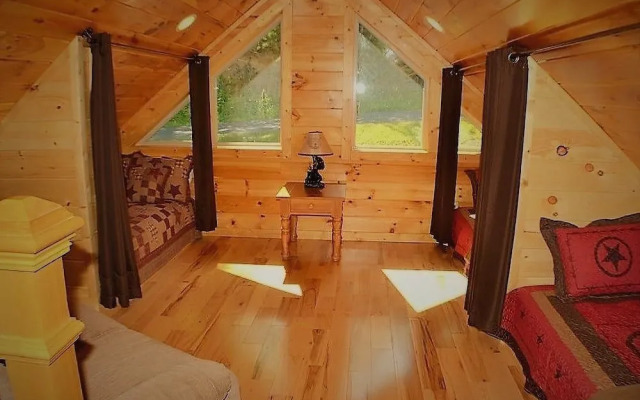 Bearmont Lodge - 4 Br cabin by RedAwning
