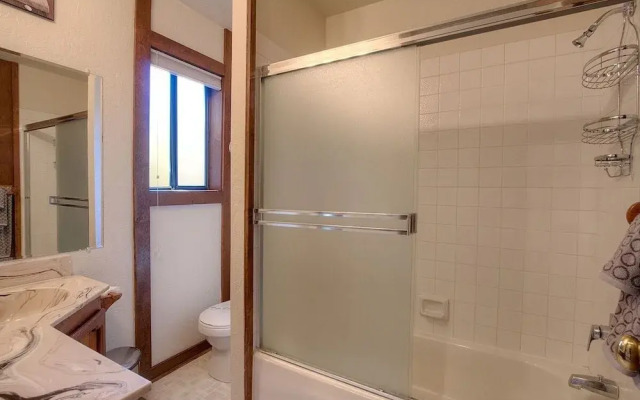 Inclining View 3 Bedroom Home by RedAwning